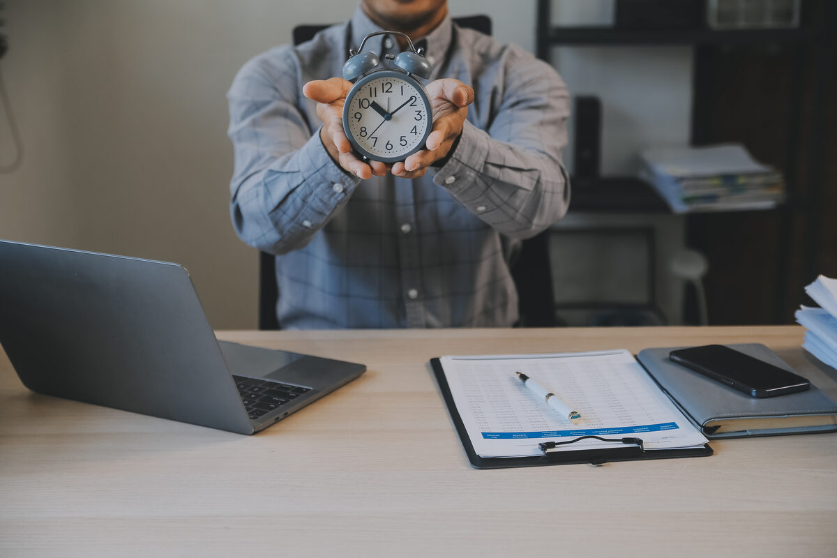 Scheduled task deadline tracking with timer for cron job heartbeat monitoring and alerting